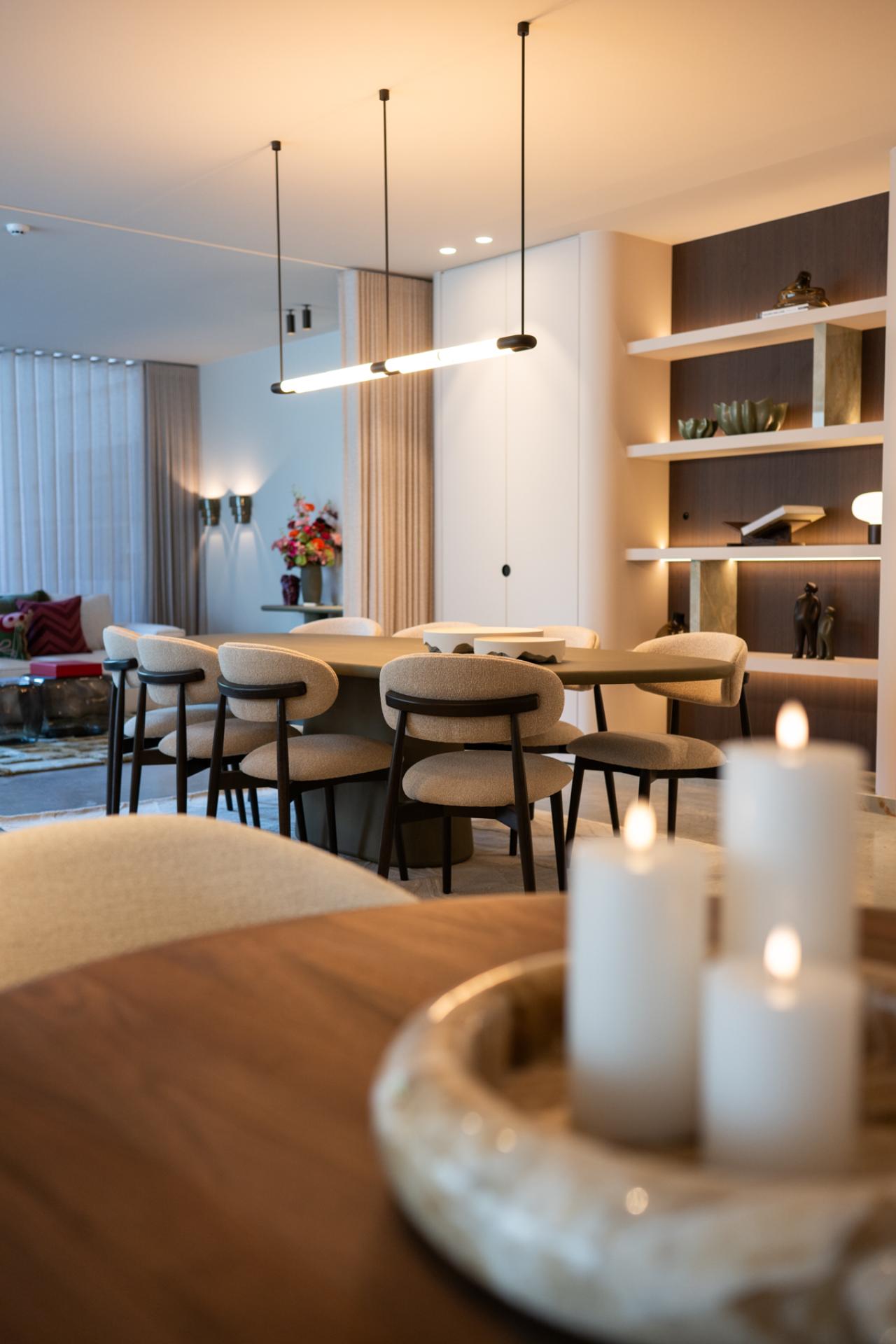 Design eetkamer met elegante stoelen, maatwerk wandkast en geïntegreerde sfeerverlichting